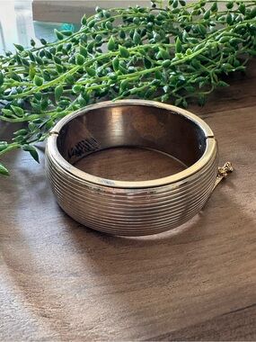 VTG 90's Jewelry Gold Tone Horizontal Line Hinge Lock Button Clamp Bracelet